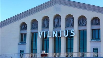 مطار فيلنيوس في ليتوانيا يعلق العمل بسبب بالونات في مجاله الجوي