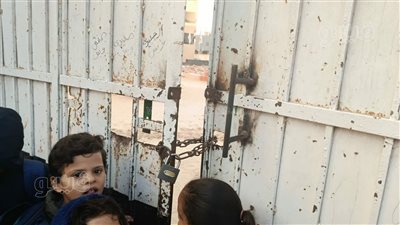 حضر التلاميذ وغاب المدرسون، استياء بين أولياء الأمور بسبب غلق أبواب مدرسة بمطروح
