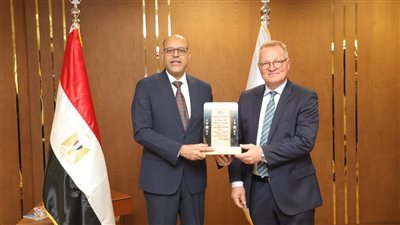 تجديد اتفاقية جماعية لحفظ حقوق 2075 عاملا بشركة قناة السويس للحاويات