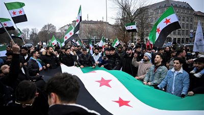 بعد عام على الإطاحة بنظام الأسد، سوريا تبحث عن مسار سياسي جديد وسط تحديات تعوق التعافي.. الشرع: الفترة الانتقالية ممتدة 4 سنوات قادمة.. وميليشيات العلويين تستعد للتحرك