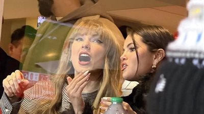 سيلينا جوميز وتايلور سويفت يحضران مباراة تكساس ضد تشيفز (فيديو)