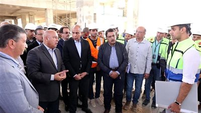 وزير النقل يتفقد مشروعات القطار الكهربائي السريع وكباري المزلقانات بالمنيا (صور) 