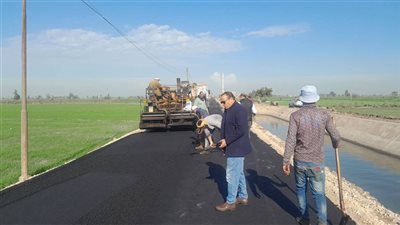 رصف طريق الحدادة في بني عبيد بالدقهلية (صور)