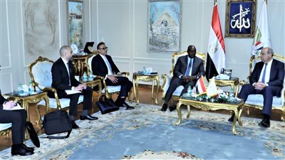 وزير الطيران يبحث مع وفد مؤسسة التمويل موقف الدراسات الاقتصادية لطرح مطار الغردقة