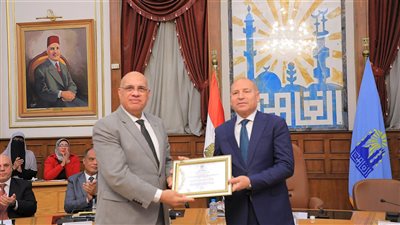  قيادات محافظة القاهرة تكرم المحافظ لفوزه بجائزة التميز الحكومي