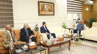 محافظ الوادي الجديد يبحث استعدادات إطلاق بورصة التمور