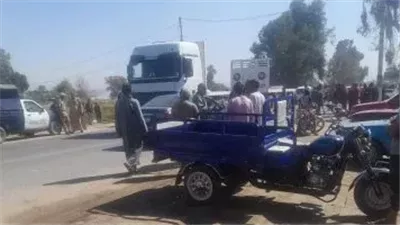 إصابة 15 عاملًا في انقلاب تروسيكل على طريق القاهرة – الفيوم