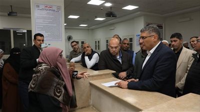 محافظ الجيزة يتقدم بطلب كمواطن داخل المركز التكنولوجي بالصف (صور)