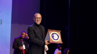 تكريم أشرف عبد الباقي بمهرجان مصر لمسرح الطفل 