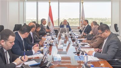 3 وزراء يناقشون آليات تعزيز الاستثمار وزيادة عدد الغرف الفندقية بقطاع السياحة