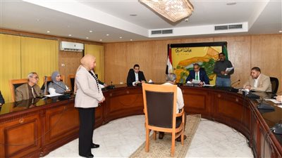 محافظ الفيوم يوجه بتوفير الرعاية الاجتماعية والعلاج المجاني في لقاء خدمة المواطنين