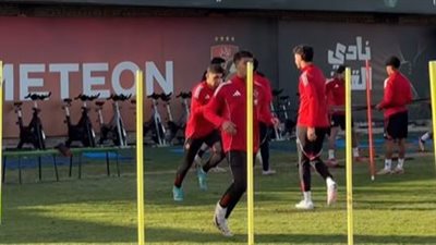 انتظام مدافع الأهلي في مران الفريق بعد تعافيه من الإصابة