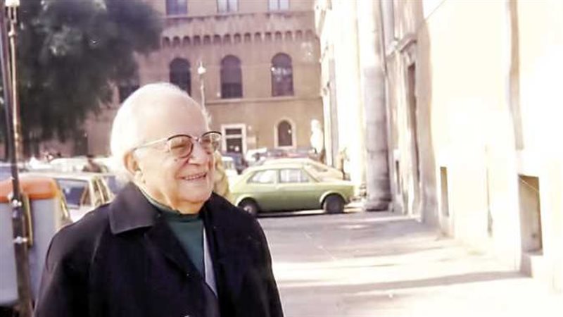 الاديب يحيى حقى فى