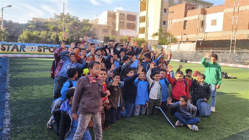 المعلم بين طلابه