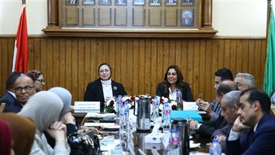 وزيرة التنمية المحلية تزور كلية التجارة بجامعة القاهرة وتلتقي بأعضاء هيئة التدريس