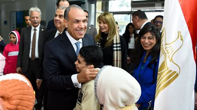 في اليوم العالمي لحقوق الإنسان، بدر عبد العاطى يزور مستشفى 57357 (صور)