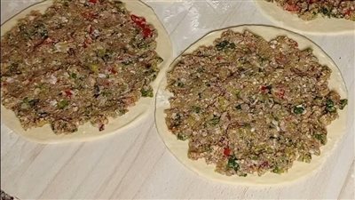 ضبط كميات عجينة حواوشي فاسدة وسلع منتهية الصلاحية قبل بيعها بالفيوم