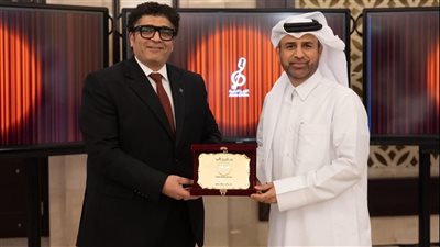 علاء عبد السلام يتسلم درع تكريم مهرجان الأوبرا العربية الأول بالدوحة
