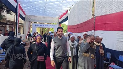  توافد الناخبين على لجنة عمر بن عبد العزيز بالأقصر (فيديو وصور)