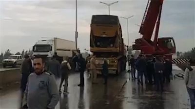 انتشال أتوبيس عقب انقلابه بسبب الأمطار في الغربية (فيديو)