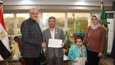محافظ القليوبية يكرم طالبة بعد فوزها بالمركز الثاني في المشروع الوطني للقراءة