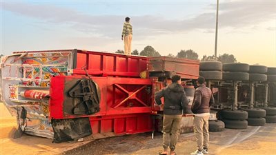 انقلاب سيارة نقل محملة بأطنان من القمح على طريق الإسماعيلية الصحراوي (صور)