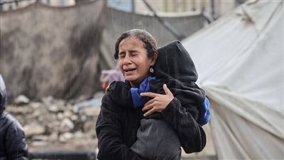 هربًا من الرصاص إلى الأمطار، مشاهد توثق معاناة سكان غزة النازحين (فيديو وصور)