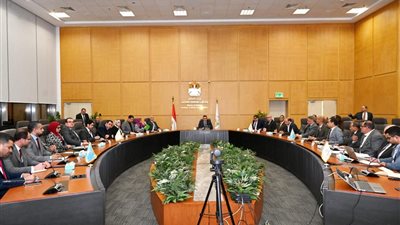 وزير الإسكان يتابع موقف تقنين الأوضاع بالأراضي المضافة لعدد من المدن