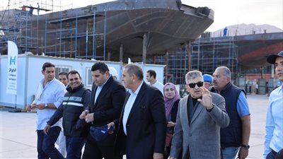 رئيس هيئة قناة السويس يتابع أعمال بناء الوحدات البحرية (صور)