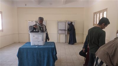 إقبال ملحوظ على التصويت في لجنة مدرسة برديس الثانوية بسوهاج (فيديو وصور) 