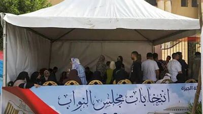 توافد المواطنين على لجنة مدرسة الـ