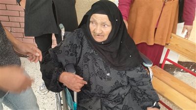 على كرسي متحرك، عجوز عمرها 85 عاما تدلي بصوتها في لجنة أحمد عبد التواب بالفيوم 