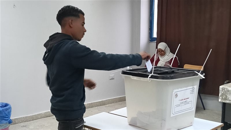 مواطن يدلي بصوته