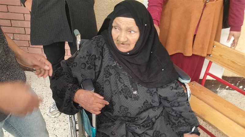 عجوز تدلي بصوتها،