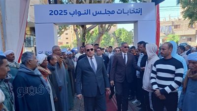 مساعد وزير الداخلية ومدير أمن الأقصر يتفقدان سير العملية الانتخابية (صور)