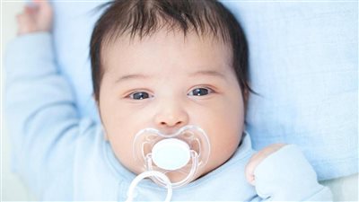 استشاري حديثي الولادة يحذر: ممنوع تقديم الشاي للأطفال الأقل من 5 سنوات