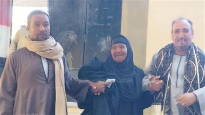 سيدة تتجاوز المائة عام تدلي بصوتها في انتخابات النواب بدائرة إدفو 