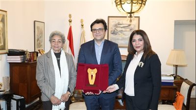 وزير الثقافة يهدي سلوى بكر درع الوزارة احتفاءً بفوزها بجائزة “البريكس الأدبية”