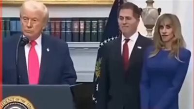 بملامح زومبي، ظهور سيدة غامضة في مؤتمر ترامب بالبيت الأبيض يثير المخاوف (فيديو)