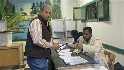 تزايد توافد الناخبين على لجان الدائرة الأولى فى أسوان خلال الساعات الأخيرة من التصويت (صور)