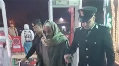 الشرطة تساعد كبار السن المتوافدين على لجان الاقتراع فى الدائرة الأولى بأسوان (فيديو)