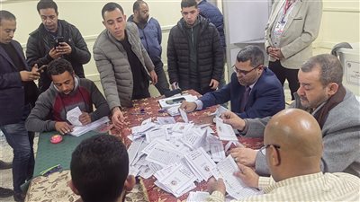 لحظة فرز الأصوات في لجنة 64 بأسيوط خلال انتخابات النواب 2025 (فيديو)