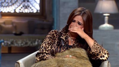 ياسمين عبد العزيز تبكي على الهواء: العمرة بتغسلني من جديد.. والحياة ولا حاجة