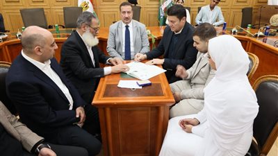 محافظ المنوفية يشهد عقد قران عروسين يتيمين ويهديهما دعمًا ماليًا