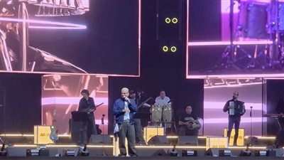 عمرو دياب يتألق في حفل الكويت ويرفع شعار كامل العدد (فيديو)