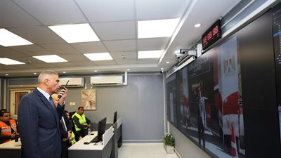 محافظ أسوان يتابع سير العملية الانتخابية بالدوائر الملغاة (صور)