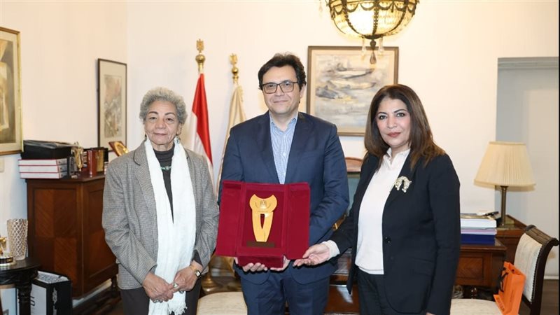وزير الثقافة يتوسط