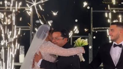 يبكي في حضن ابنته، لقطة مؤثرة من حفل زفاف فريدة محمد هنيدي (صور)