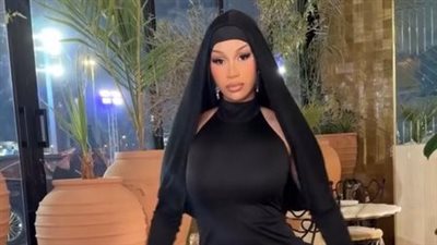 كاردي بي تتألق بالحجاب في السعودية قبل حفلها بمهرجان ساوند ستورم (فيديو)