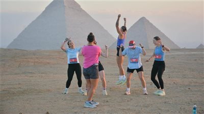 المشاركون في ماراثون الأهرامات يلتقطون الصور التذكارية في المنطقة التاريخية